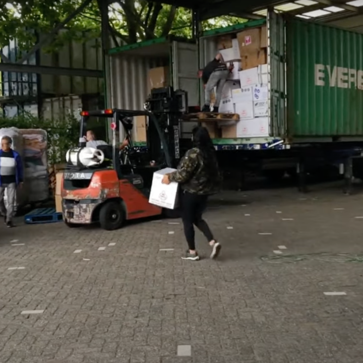 Zeven containers met hulpgoederen voor Beiroet: ‘Het geeft me hoop en troost’